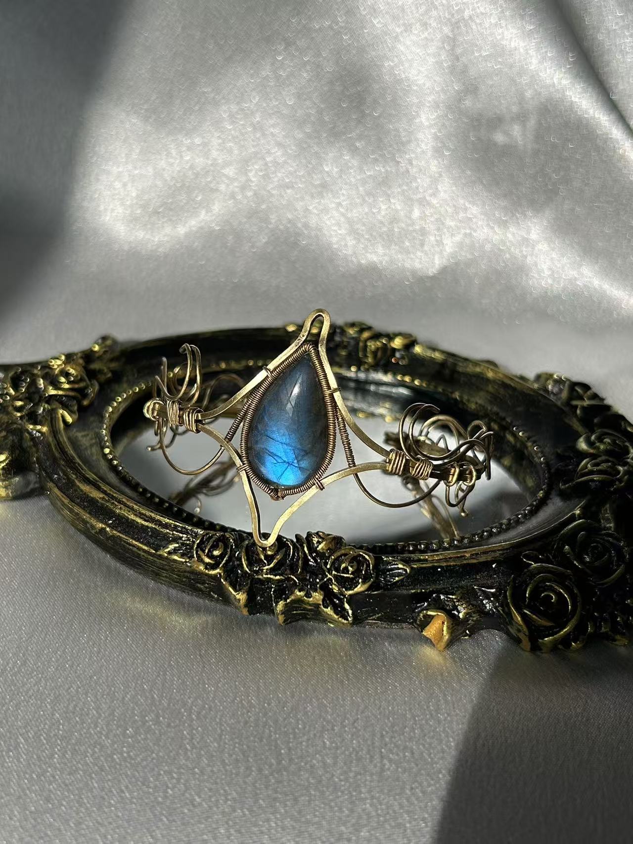 "ELVEN TREASURE" LABRADORITE BRACELET