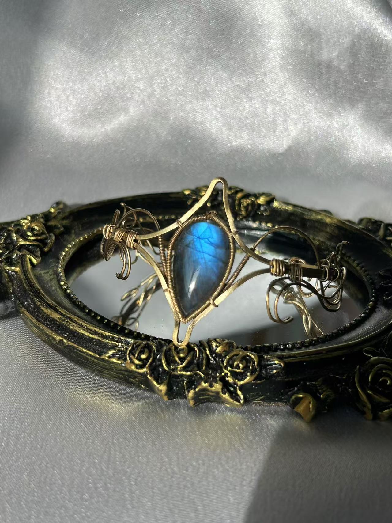 "ELVEN TREASURE" LABRADORITE BRACELET