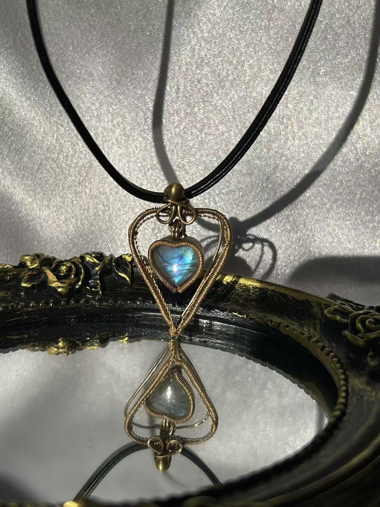 "HEART-FLUTTERING LINES" LABRADORITE NECKLACE