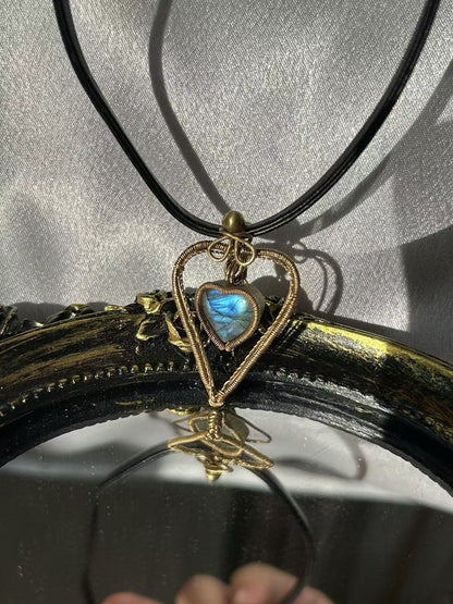 "HEART-FLUTTERING LINES" LABRADORITE NECKLACE