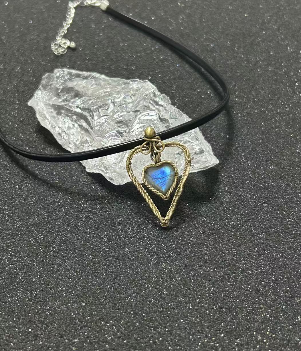 "HEART-FLUTTERING LINES" LABRADORITE NECKLACE