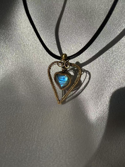 "HEART-FLUTTERING LINES" LABRADORITE NECKLACE